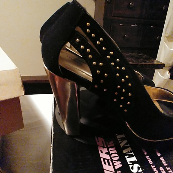 High Heels - Picture 3 of 4